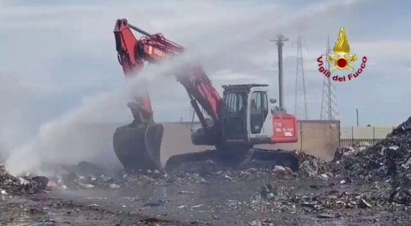 Incendio all’impianto di rifiuti di Augusta, l’area messa in sicurezza