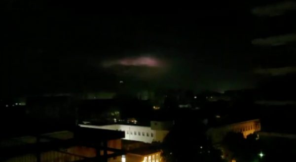 Una tempesta di fulmini illumina la notte di Palermo