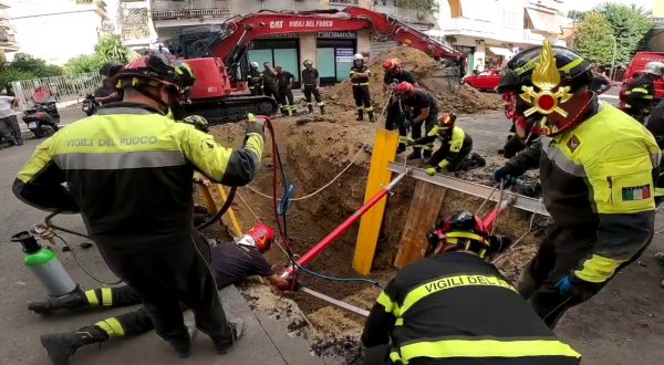 Roma, in salvo l’uomo sepolto nel crollo di uno scavo sotterraneo