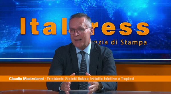 Quarta dose, bisogna farla? Simit: “Bisogna assolutamente vaccinarsi”