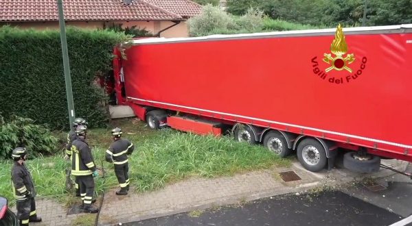 Tir finisce nel giardino di una villa nel torinese, nessun ferito