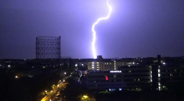 Una spettacolare tempesta di fulmini illumina la Capitale