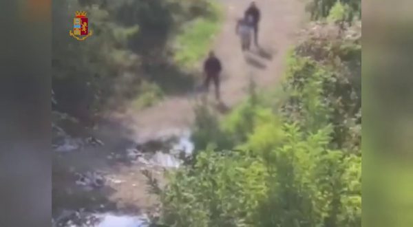 Blitz antidroga della polizia nella zona boschiva di Rogoredo a Milano