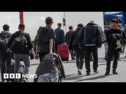 Russians continue to flee country after mobilisation drive for Ukraine war – BBC News