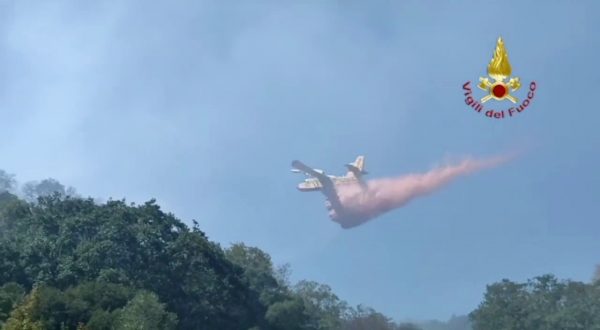 Violento incendio sulle colline di Orbetello, canadair in azione