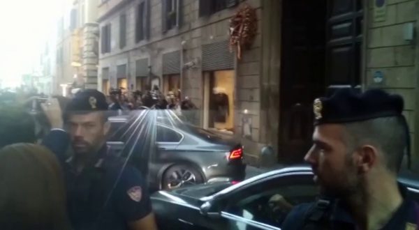 L’auto di Berlusconi lascia la sede di Fdi dopo l’incontro con Meloni