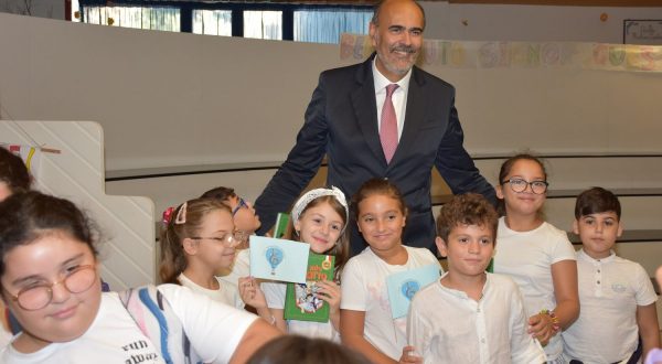 Il Questore di Palermo consegna ai bambini l’agenda scolastica “Il Mio Diario”