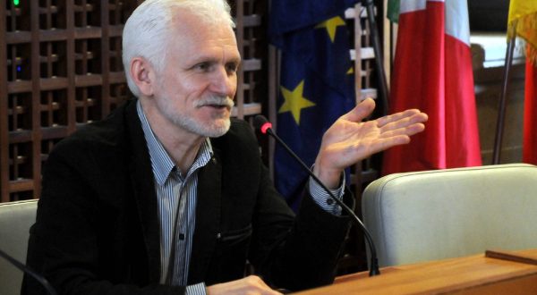Nobel per la pace a Bialiatski e a due organizzazioni per diritti umani