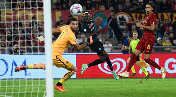 Il Napoli vince anche a Roma, giallorossi piegati da Osimhen
