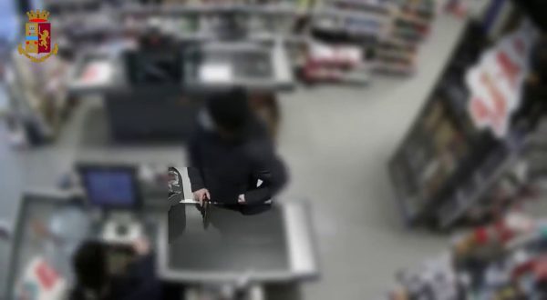 Rapine in farmacie e supermercati a Milano, identificato l’autore