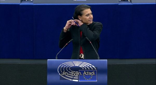 Eurodeputata si taglia i capelli per i diritti delle donne in Iran