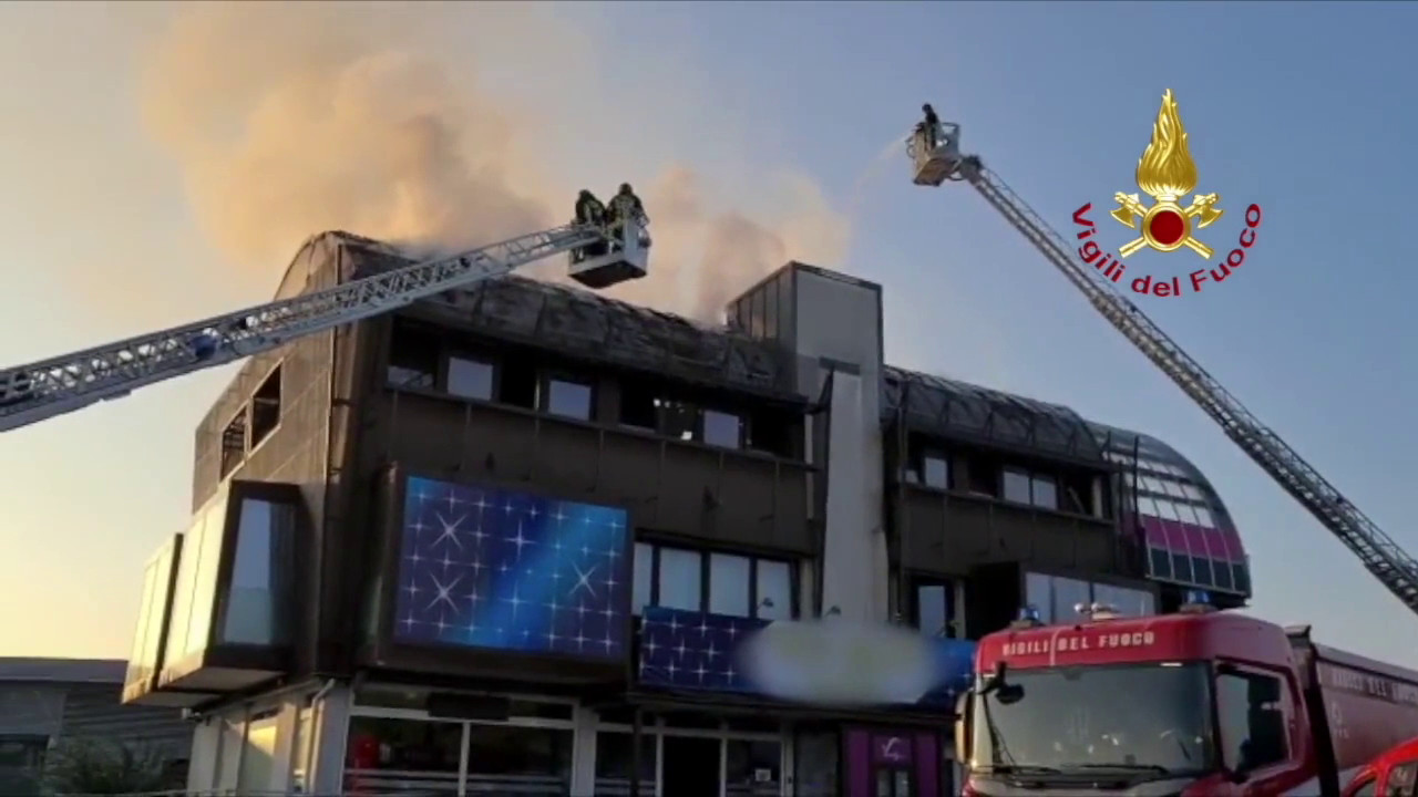 A fuoco la copertura di un’attività commerciale a Castelfranco Veneto