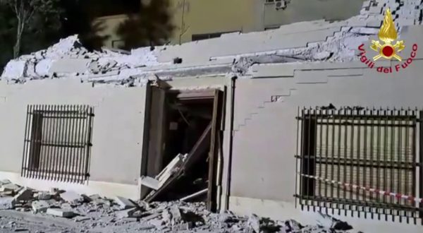 Crolla edificio all’università di Cagliari, le immagini dei soccorsi