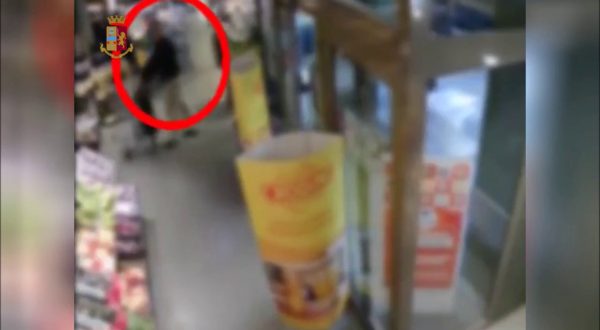 Pistola al volto per rubargli l’orologio, 2 arresti a Milano