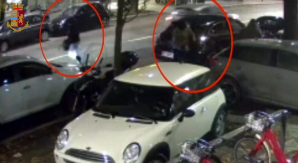 Rapine e furti orologi di valore, cinque arresti a Milano