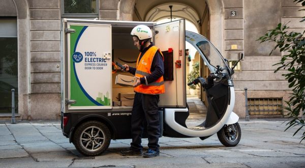 Amazon presenta i suoi hub di micromobilità in Italia