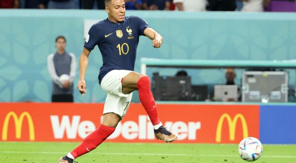 La Francia supera 2-1 la Danimarca e accede agli ottavi