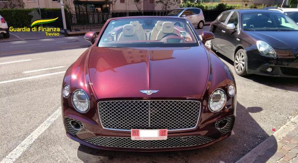 Treviso, guida Bentley da 250mila euro ma importata in contrabbando