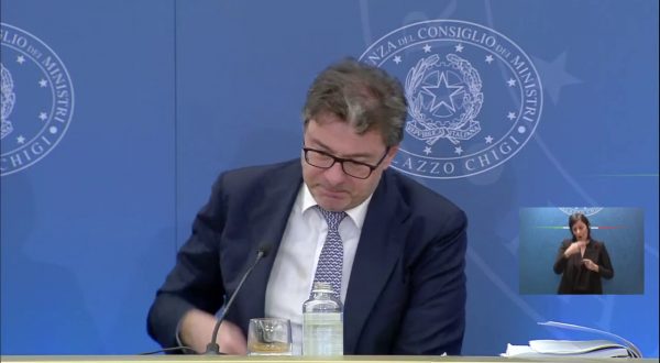 Manovra, Giorgetti si commuove ricordando Maroni “Il bonus è suo”