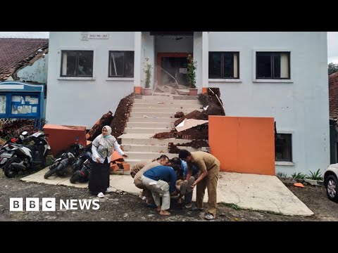 Indonesia earthquake leaves dozens dead and hundreds injured – BBC News