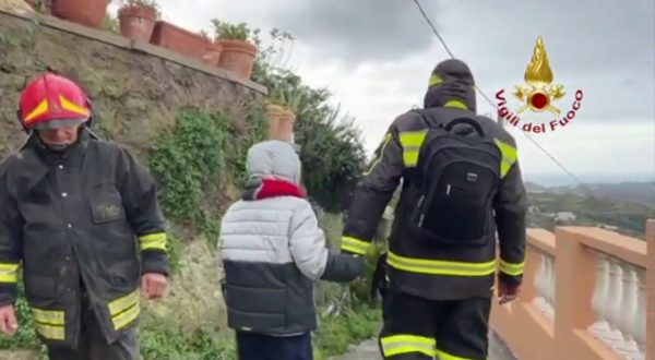 Frana a Ischia, una famiglia bloccata dal fango