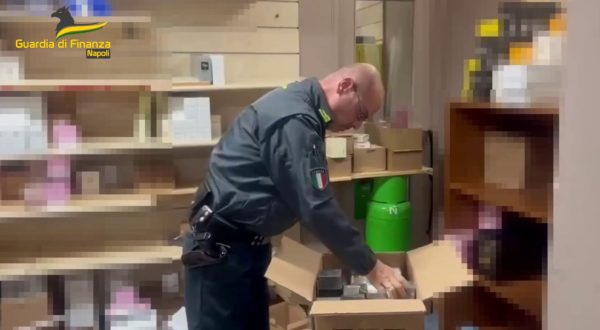 Napoli, sequestrati 28mila profumi falsi. Sei arresti della Gdf