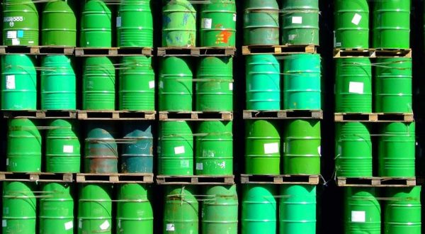 Ucraina, Ue fissa price cap a 60 dollari per il petrolio russo