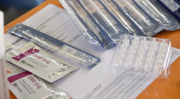 Covid, in lieve aumento incidenza settimanale, stabili Rt e intensive