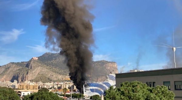 Incendio sul traghetto Palermo-Napoli, rogo non ancora spento