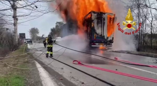 A fuoco autoarticolato carico di bancali in legno