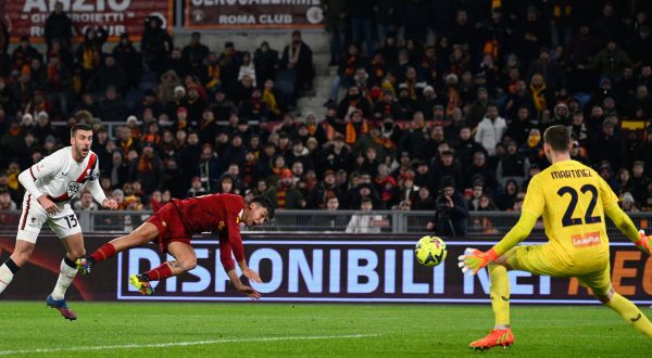 Magia Dybala, la Roma batte il Genoa e va ai quarti