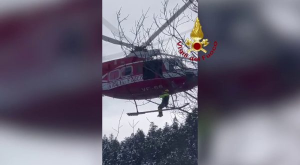 Intervento in elicottero per salvare automobilisti in fondo a scarpata