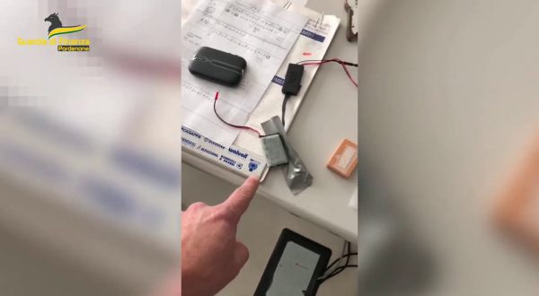 Supera quiz per patente con microcamera e auricolare