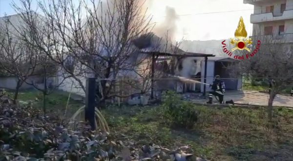 Incendio in un garage nel pescarese, le immagini