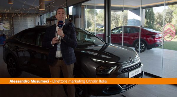 Arriva Citroen ë-C4 X Elettrica