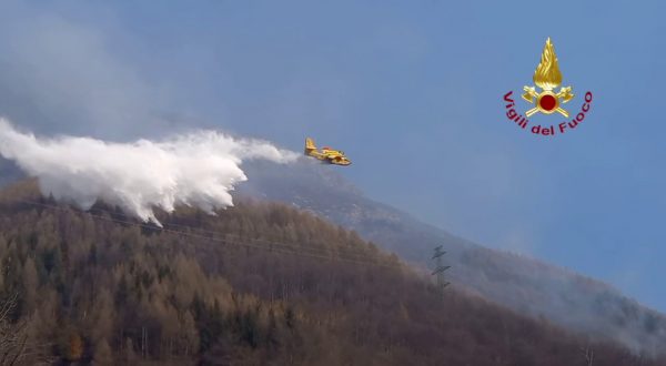 Due canadair in azione per incendio boschivo sul Monteossolano