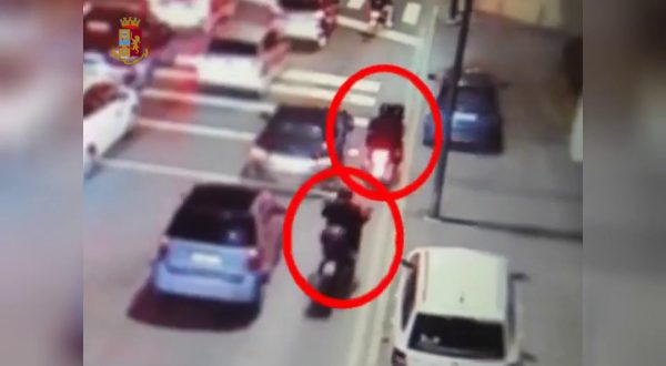Fermati nel milanese tre rapinatori di Rolex in scooter, le immagini