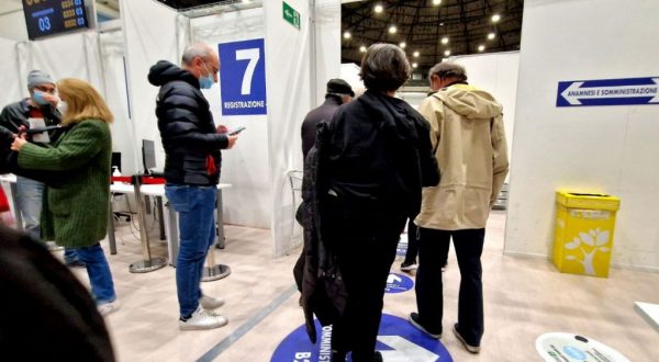 Covid, incidenza in calo. Una sola regione a rischio