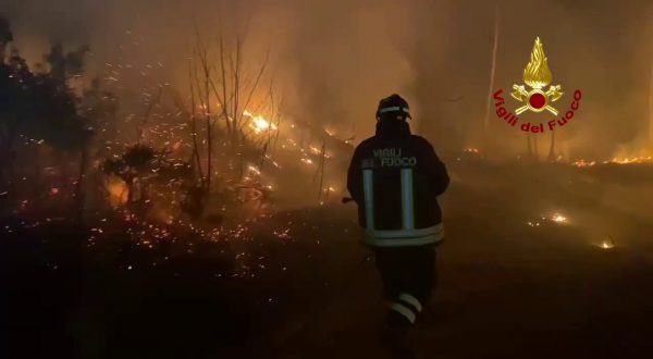 Canadair al lavoro per incendio boschivo nel varesotto