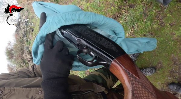 Nascondeva armi in un ovile nel catanese, immagini del ritrovamento