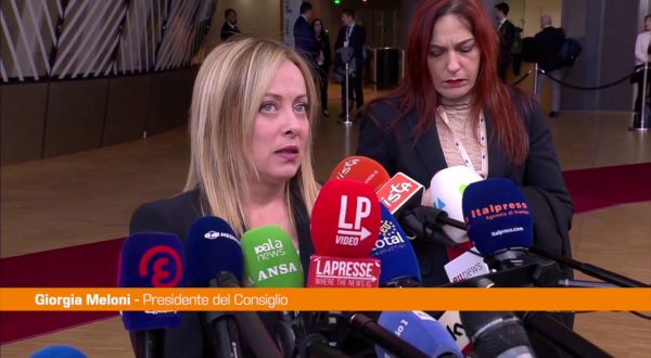 Meloni “Incontro costruttivo con Macron, nuovo protagonismo Italia”