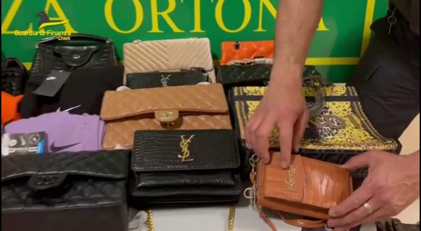 In vetrina a Ortona abbigliamento griffato contraffatto