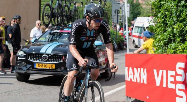 Dainese vince al fotofinish a Caorle, Thomas resta in rosa