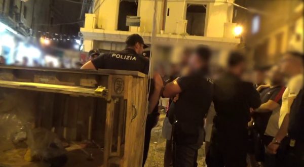 Forze dell’ordine presidiano la Vucciria a Palermo