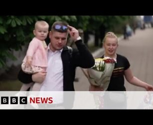 The Ukrainian refugees risking their lives to return home - BBC News