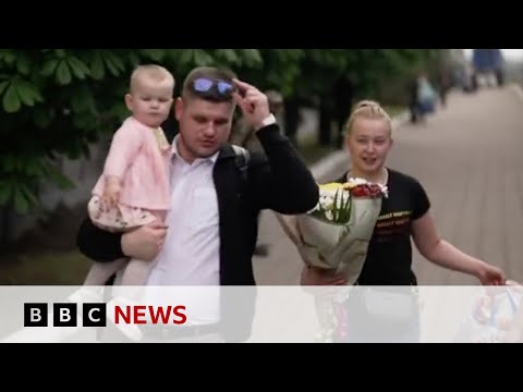 The Ukrainian refugees risking their lives to return home - BBC News