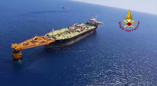 Fiamme a bordo piattaforma petrolifera al largo di Pozzallo
