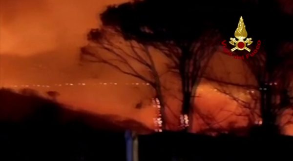 Incendi nel Messinese, vigili del fuoco in azione a Curcuraci e Tono