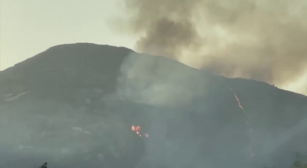 In fiamme i monti che circondano Palermo