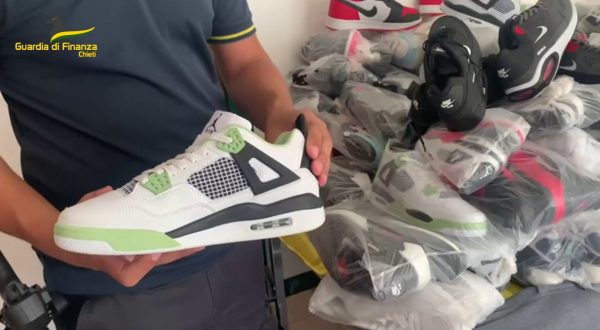 A Chieti sequestrati abiti e accessori con marchi contraffatti
